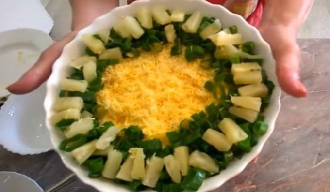 Салат с крабовыми палочками и ананасом