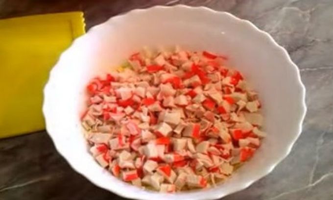 Выкладываем слой крабовых палочек