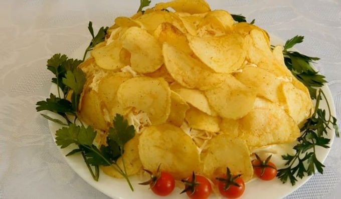 Салат с крабовыми палочками и чипсами