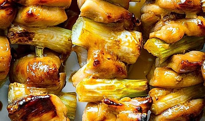 Ein Keramikteller mit Yakitori.
