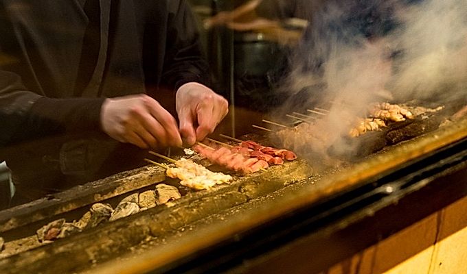 Yakitori über dem Grill.
