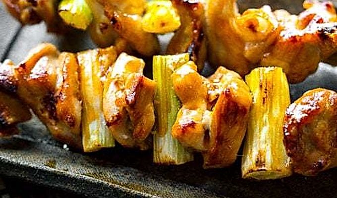 Ein Keramikteller mit Yakitori.