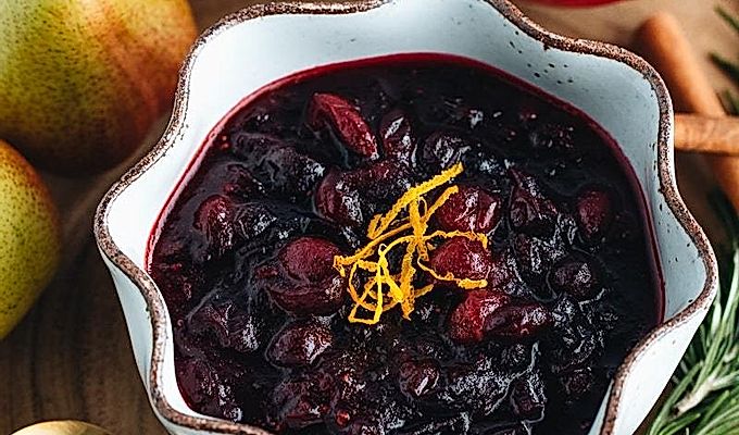 Cranberry-Sauce serviert in einer weißen Keramikschale.