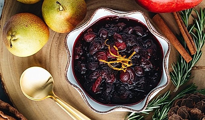 Cranberry-Sauce serviert in einer weißen Keramikschale.