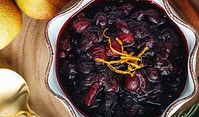 Cranberry-Sauce serviert in einer weißen Keramikschale.