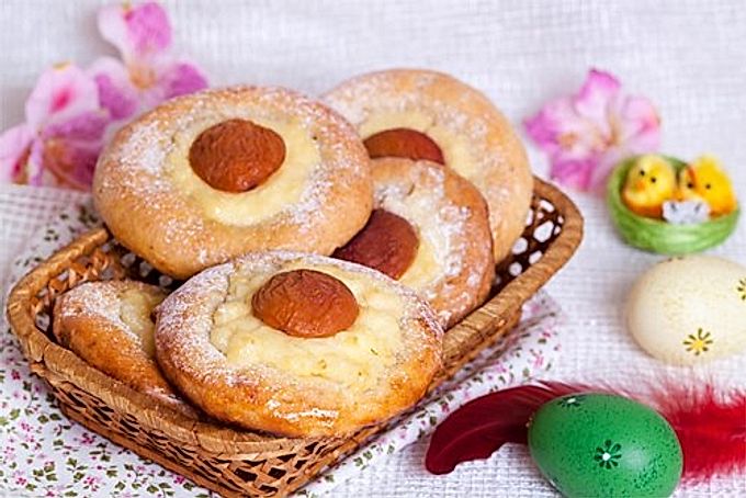 Panets de Pasqua amb crema i albercocs