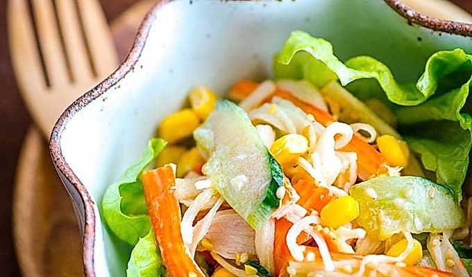 Japanska kani salata poslužena u zdjeli.