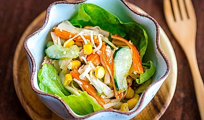 Japanska kani salata poslužena u zdjeli.
