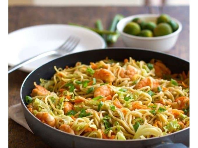 Разбъркайте пържената юфка със скариди и зеленчуци {Fippino Pancit Canton}