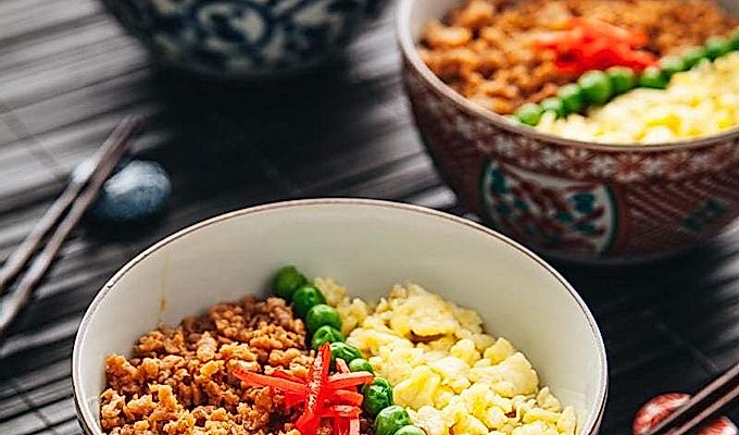 Soboro Don (mielona miska z kurczaka) 三色そぼろ丼