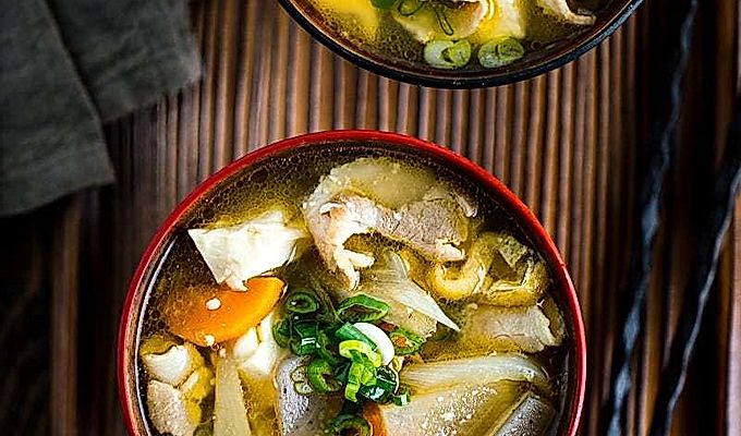 تونجيرو (شوربة ميسو لحم الخنزير والخضروات) 豚 汁