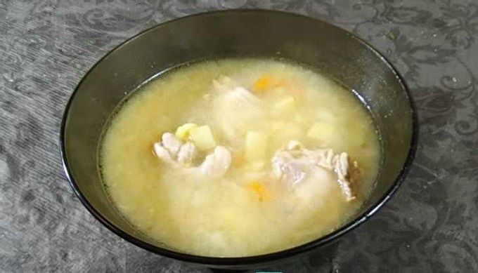Sopa de pèsols amb pollastre instantani en una olla de cuina lenta