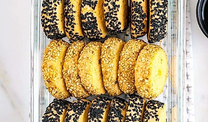 Miso vajas sütik az üvegtartályban tárolva.