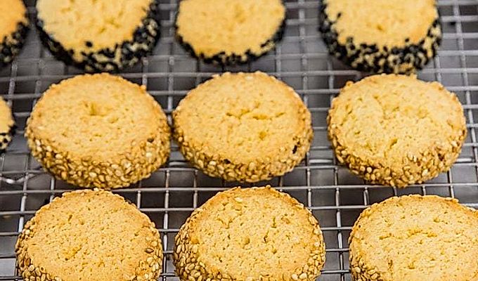 Miso vajas sütik az üvegtartályban tárolva.