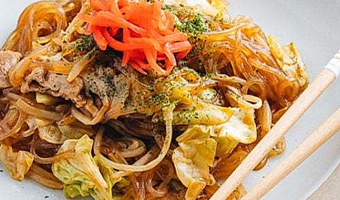 Тарілка, що містить Якісоба зі локшиною зі скла Malony.