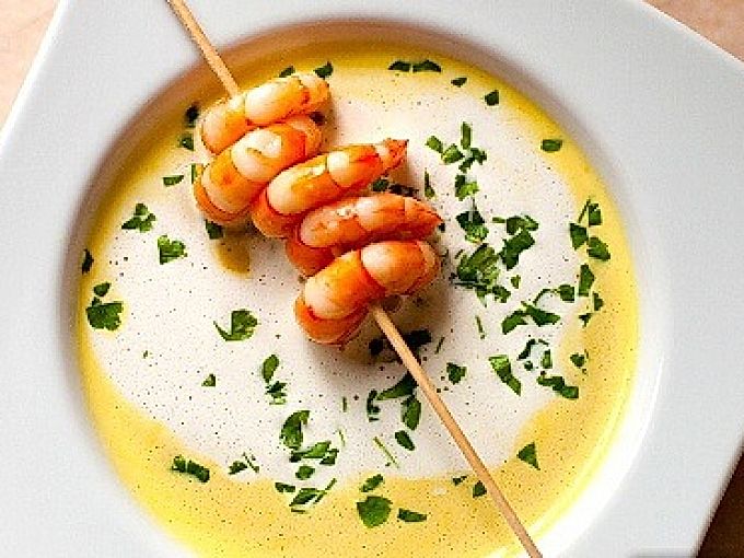 Kürbiscremesuppe mit Garnelen am Spieß
