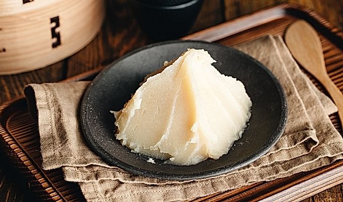 일본 검정 접시에 흰 팥.