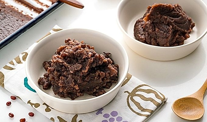 고시안(고운 팥소)과 츠부안(덩어리진 팥소).