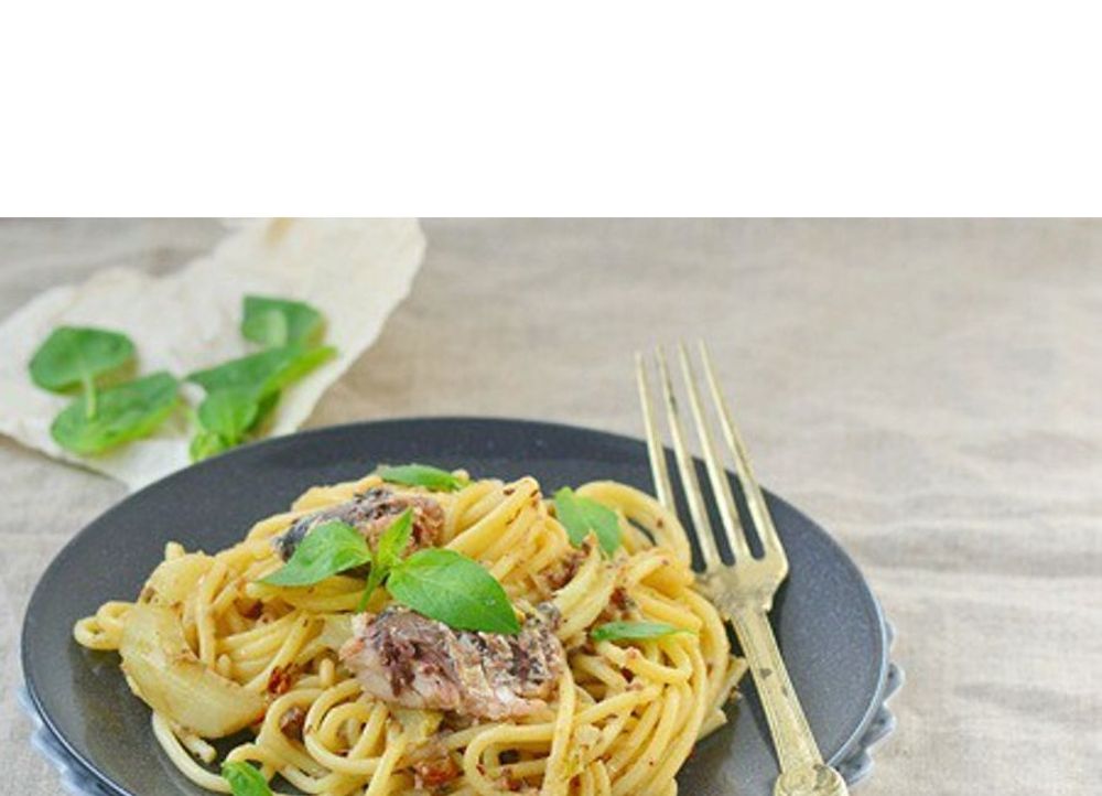 Espaguetis amb salsa de sardina en conserva
