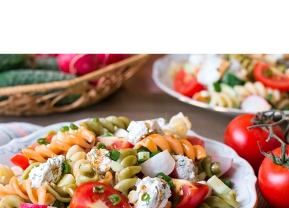 Amanida de pasta amb verdures i mató