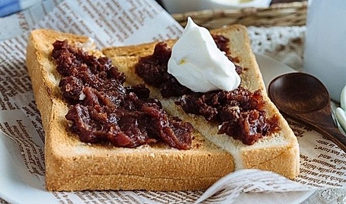 Ogura röstsai, röstsai punase oa pastaga, vahukoore peal.