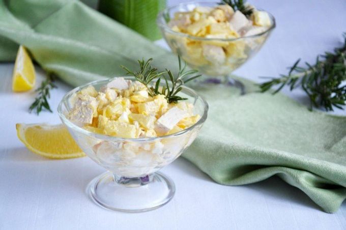 Salad with smoked chicken, avocado, cheese and pineapple