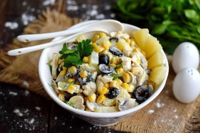 Salad with smoked champignons chicken, pineapple and olives