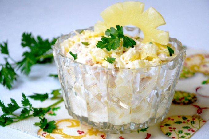 Salad with smoked chicken, marinated champignons and pineapple