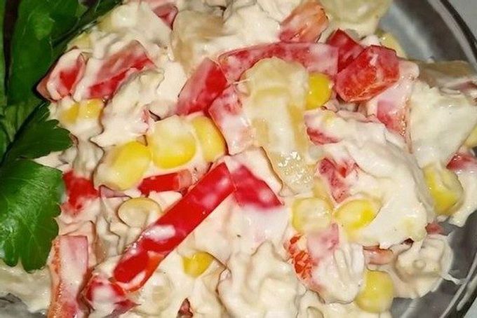 Salad with pineapple, smoked chicken and tomatoes