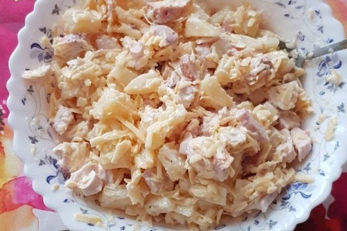 Smoked salad chicken, pineapple and parmesan
