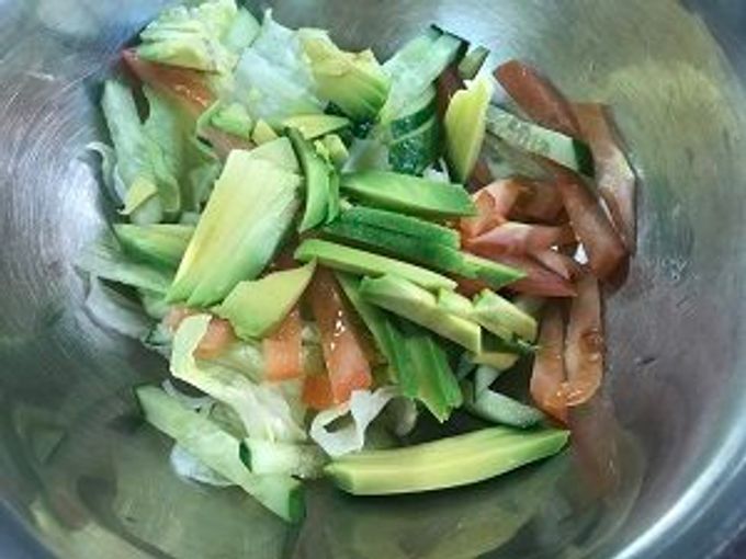Salad na may avocado at snow crab