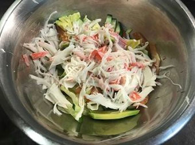 salad na may avocado at snow crab larawan