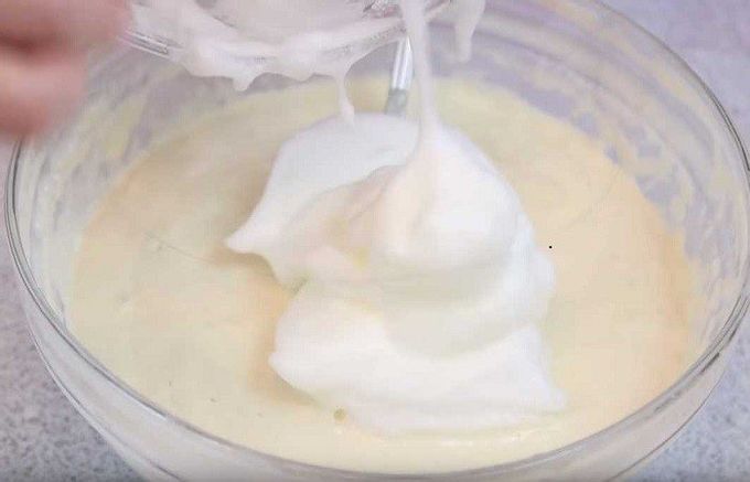 구멍이 있는 고급스러운 유청 팬케이크, 맛있는 팬케이크