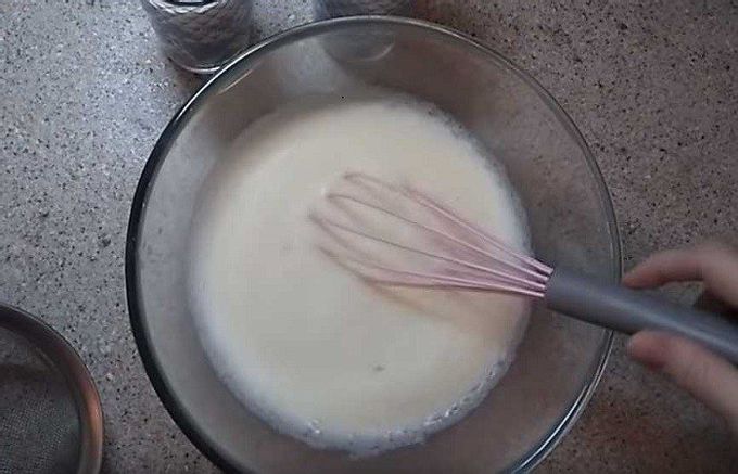 팬에 팬케이크를 볶습니다