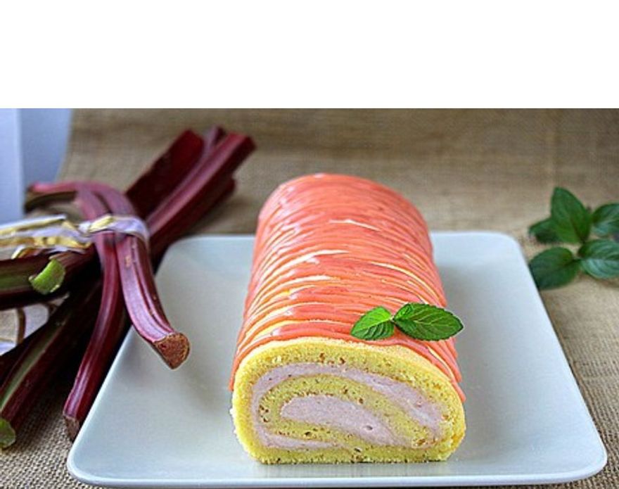 Rouleau à la crème et crème de rhubarbe