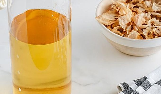 5 diversi tipi di dashi in un barattolo e i loro ingredienti.
