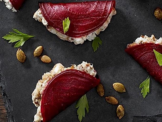 Un interessante antipasto di barbabietole e formaggio