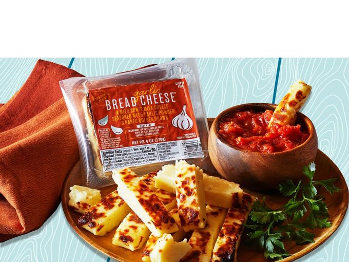 Trader Joe's только что анонсировал свой новый «чесночный хлебный сыр» - и покупатели одержимы