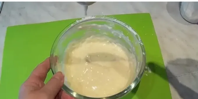 반죽에 생선 조각을 펴고 섞습니다. 