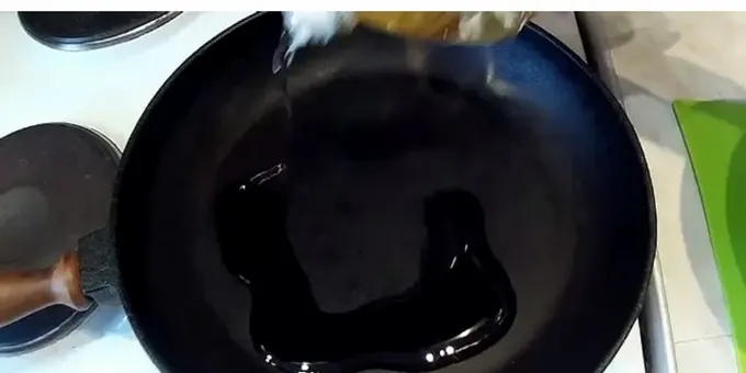 팬에 반죽을 넣은 명태를 넣으십시오. 반죽, 생선을 자르고 뼈를 제거하고 등심을 닦습니다.