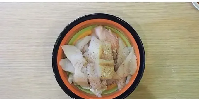  단백질을 안정된 봉우리로 치십시오. 그리고 노른자 덩어리에 섞으십시오.냉각기.