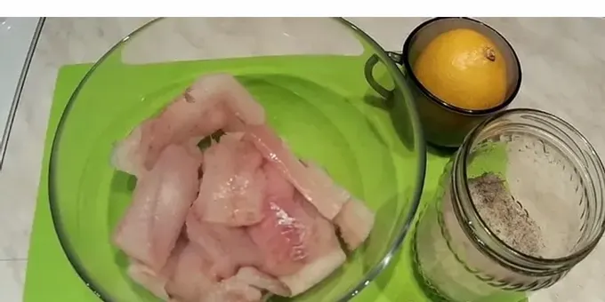 등심을 조각으로 자른다.