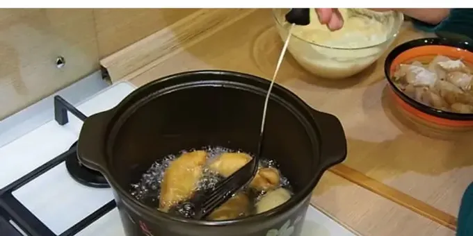 노른자에 밀가루를 넣고 섞는다.