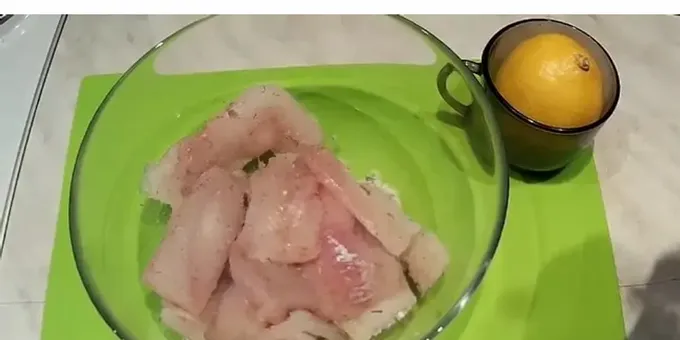 생선에 소금과 후추를 뿌린다.