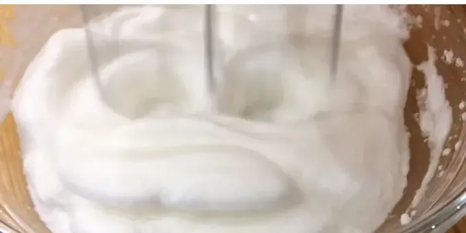 생선을 접시에 담아 서빙합니다.