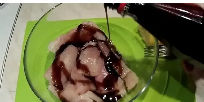 석류 소스를 매리 네이드로 사용한다.