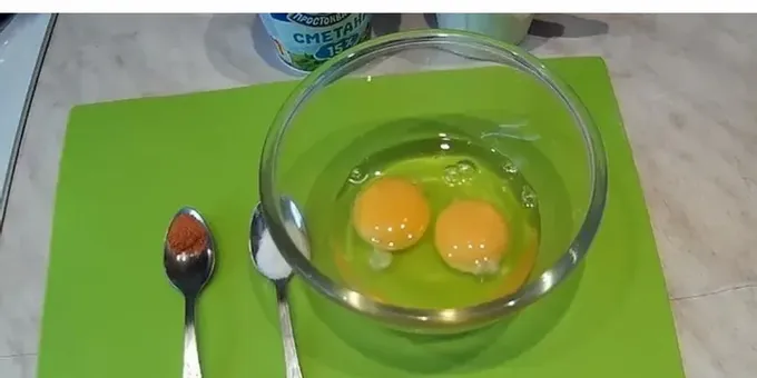 반죽을 준비하려면 계란 2개가 필요합니다.