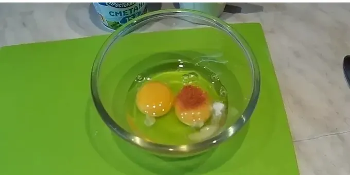 계란에 소금과 후추를 넣으세요.