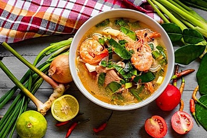 15 przepisów na pyszną zupę Tom yum