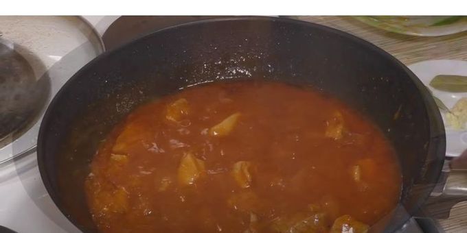 Gulasch di maiale al sugo - ricetta in padella